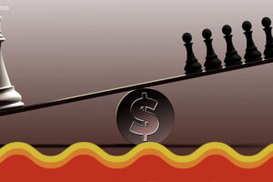 Ilustração digital com uma balança com um cifrão em sua base. Do lado mais pesado da balança está uma peça de xadrez branca, o rei, do outro lado, com menos peso estão seis peças na cor preta, os peões.