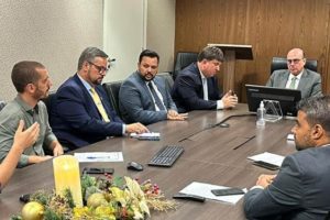 Alexandre Pires, coordenador-geral do SINJUS-MG e Felipe Rodrigues, diretor de Assuntos Jurídicos do Sindicato em mesa de negociação com o presidente do TJMG, o desembargador José Arthur Filho. Na mesa, também estão presentes os representantes do Serjusmig e do SINDOJUS/MG.