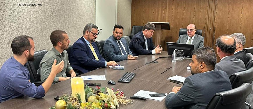 Alexandre Pires, coordenador-geral do SINJUS-MG e Felipe Rodrigues, diretor de Assuntos Jurídicos do Sindicato em mesa de negociação com o presidente do TJMG, o desembargador José Arthur Filho. Na mesa, também estão presentes os representantes do Serjusmig e do SINDOJUS/MG.