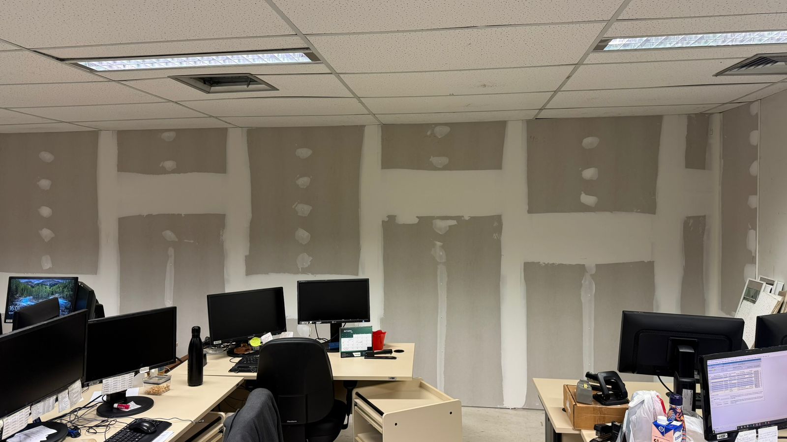 Imagem mostra uma sala da unidade Afonso Pena 1.500 do TJMG em que as janelas foram concretadas, eliminado possibilidade de entrada de ar e luz natural no ambiente. 