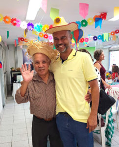 Alex Aguir, diretor de Financeiro do SINJUS, vestindo uma camisa amarela e um chapeu, ao lado de Jorge Ramos, também vestindo um chapéu de palha. 