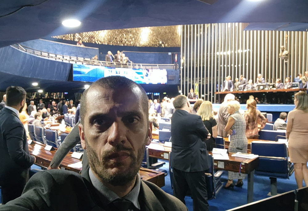 Alexandre Pires acompanhando a Sessão no Plenário do Senado