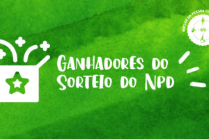 Ilustração com fundo verde que traz ao centro conteúdo visual uma caixa de presente aberta e ao lado o conteúdo textual: “Ganhadores do sorteio do NPD. No canto superior direito tem a logo do Núcleo da Pessoa com Deficiência do SINJUS-MG.