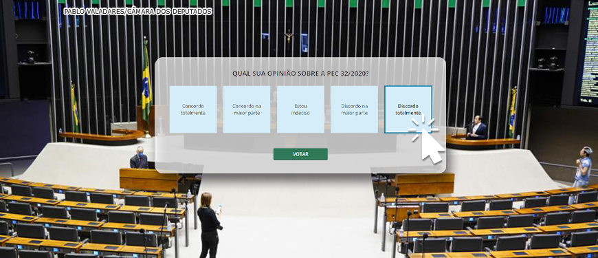 Plenário da Câmara dos Deputados. Sobre a foto, há uma reprodução da caixa de enquete da consulta pública citada na matéria, na qual está escrito: "Qual sua opinião sobre a PEC 32/2020" e em seguida as opções "Concordo Totalmente; Concordo na maior parte; Estou indeciso; Discordo na maior parte e Discordo totalmente" com um cursor de mouse clicando na última opção.