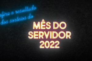 Imagem com fundo escuro, em seu canto superior esquerdo temos o conteúdo textual na cor azul neon: "Confira o resultado dos sorteios do" e ao centro da imagem o conteúdo textual "Mês do servidor 2022" em cor laranja neon. Na parte inferior da imagem a logo do SINJUS-MG na cor branca neon