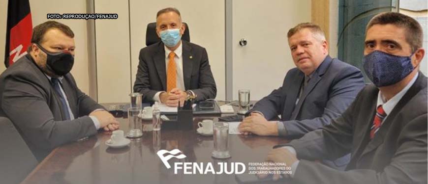 Representantes da Federação Nacional dos Trabalhadores do Judiciário nos Estados (Fenajud) e da Federação dos Trabalhadores do Ministério Público (FENAMP) estão sentados à mesa e ao centro está o deputado federal Aguinaldo Ribeiro, do PP-PB.