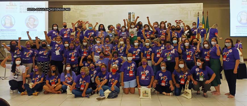 dezenas de mulheres usando camisas de cor roxa posadas para foto durante o 12º Congresso Nacional dos Servidores do Judiciário (Conseju), realizado pela Federação Nacional dos Trabalhadores do Judiciário nos Estados (Fenajud).