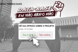 Fachada da Assembleia Legislativa de Minas Gerais em tons de cinza. Sobre a foto, há uma ilustração de um punho cerrado para o alto com o conteúdo textual escrito na cor branca: Data-Base, eu não abro mão! Abaixo há uma reprodução da caixa de enquete do site da ALMG na qual está escrito: “Dê a sua opinião sobre o projeto”, com cursor de mouse clicando sobre a opção “sou a favor”.