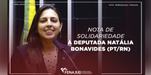 Deputada federal Natalia Bonavides (PT/RN) durante discurso em tribuna da Câmara dos Deputados. Mulher de pele clara, cabelo preto liso e comprido, usando um blazer azul escuro e uma camisa clara com bolinha escuras.