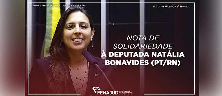 Deputada federal Natalia Bonavides (PT/RN) durante discurso em tribuna da Câmara dos Deputados. Mulher de pele clara, cabelo preto liso e comprido, usando um blazer azul escuro e uma camisa clara com bolinha escuras.