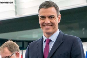 Presidente do Governo da Espanha, Pedro Sánchez (homem de pele clara e cabelo curto grisalho sorrindo e usando terno azul escuro), durante debate do Parlamento Europeu.