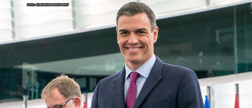 Presidente do Governo da Espanha, Pedro Sánchez (homem de pele clara e cabelo curto grisalho sorrindo e usando terno azul escuro), durante debate do Parlamento Europeu.