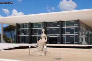 Fachada da sede do Supremo Tribunal Federal (STF), em Brasília, com escultura de uma mulher, sentada e vendada, segurando uma espada, um dos símbolos mais usados para caracterizar as deusas greco-romanas das leis e da justiça.