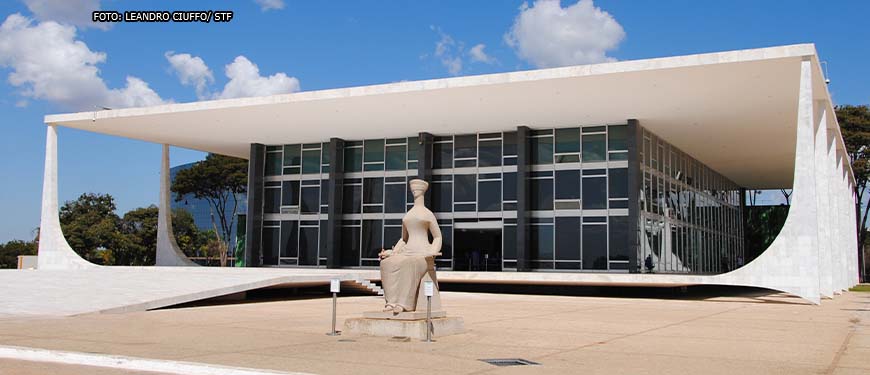 Fachada da sede do Supremo Tribunal Federal (STF), em Brasília, com escultura de uma mulher, sentada e vendada, segurando uma espada, um dos símbolos mais usados para caracterizar as deusas greco-romanas das leis e da justiça.