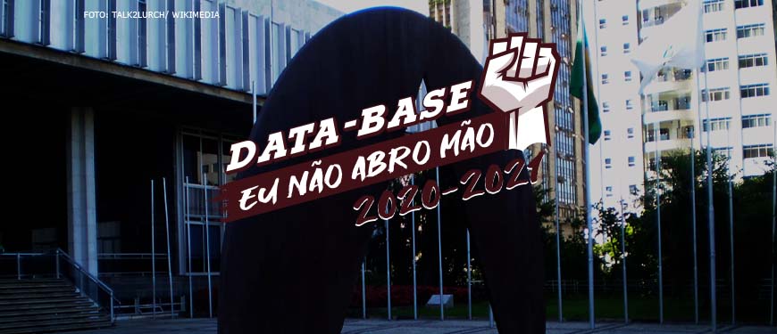 #ImagemAcessível Fachada da Assembleia Legislativa de Minas Gerais. Sobre a foto, há uma ilustração de um punho cerrado para o alto com o conteúdo textual escrito na cor branca: Data-Base, eu não abro mão! 2020-2021.