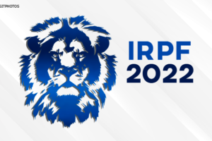 Imagem Acessível: Em um fundo branco temos o desenho de um leão na cor azul. Ao lado direito da imagem o texto "IRPF 2022".