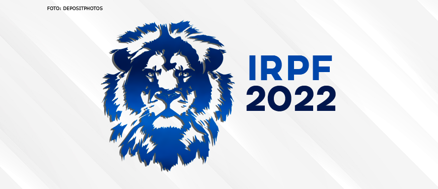 Imagem Acessível: Em um fundo branco temos o desenho de um leão na cor azul. Ao lado direito da imagem o texto "IRPF 2022".