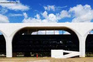 #ImagemAcessível Fachada do prédio da Cidade Administrativa. Conteúdo Textual: LC 173.