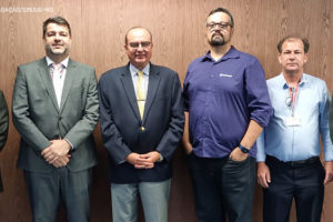 Em pé em frente uma parede de madeira estão (da esquerda para a direita): Felipe Rodrigues, diretor de Finanças do SINJUS-MG, Eduardo Couto, presidente do SERJUSMIG, Desembargador José Arthur Filho, presidente do TJMG, Eduardo Rocha, diretor-geral do SINDOJUS/MG, Rui Viana, 1º vice-presidente do SERJUSMIG e Alexandre Pires, coordenador geral do SINJUS-MG.