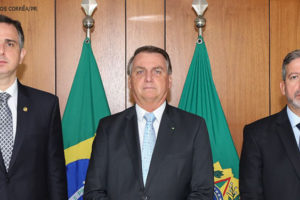 Foto do Presidente do Senado ,Rodrigo Pacheco, Presidente da República, Jair Bolsonaro e o presidente da Câmara dos Deputados, Arthur Lira. Lado a lado, respectivamente. Conteúdo Textual: Reforma Administrativa.