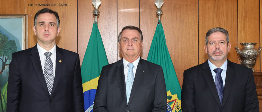 Foto do Presidente do Senado ,Rodrigo Pacheco, Presidente da República, Jair Bolsonaro e o presidente da Câmara dos Deputados, Arthur Lira. Lado a lado, respectivamente. Conteúdo Textual: Reforma Administrativa.