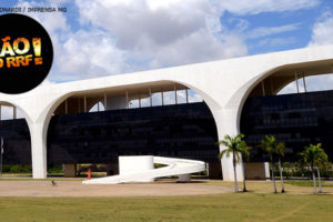 Foto da fachada da Cidade Administrativa com uma aplicação redonda "Não ao RRF!". Conteúdo Textual: #NAOAORRF REDUÇÃO DO DÉFICIT E AUMENTO DE RECEITAS CONFIRMAM QUE RRF DE ZEMA NÃO ERA NECESSÁRIO