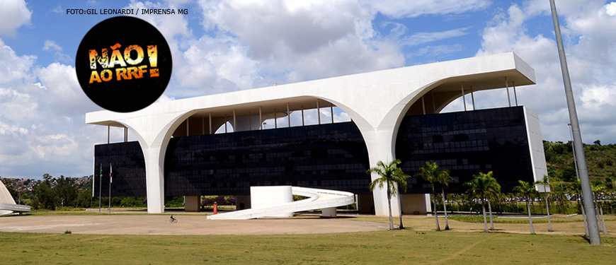 Foto da fachada da Cidade Administrativa com uma aplicação redonda "Não ao RRF!". Conteúdo Textual: #NAOAORRF REDUÇÃO DO DÉFICIT E AUMENTO DE RECEITAS CONFIRMAM QUE RRF DE ZEMA NÃO ERA NECESSÁRIO