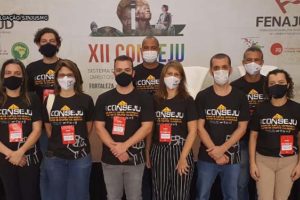 #ImagemAcessível Na frente de um painel com logos da Fenajud e do 12º Congresso Nacional dos Servidores do Judiciário (Conseju) estão posados lado a lado membros da Diretoria Colegiada do SINJUS-MG. Compõem a delegação e estão na foto: Alexandre Pires, Wagner Ferreira, Felipe Rodrigues, Cristiane Sampaio, Adriana Teodoro, Jonas Pinheiro, Alex Aguiar, Janaína Torres, Patrícia de Oliveira, Daniel Rocha e Flávia Silveira.