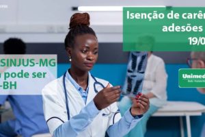 Médica negra sentada detrás de uma mesa analisando uma radiografia de um paciente que está a sua frente, um homem idoso, de pele clara e parcialmente calvo. Conteúdo textual: “Quem é SINJUS-MG também pode ser Unimed-BH. Isenção de carência para adesões feitas até 19 de janeiro de 2022. Fecha com logo da Unimed-BH.