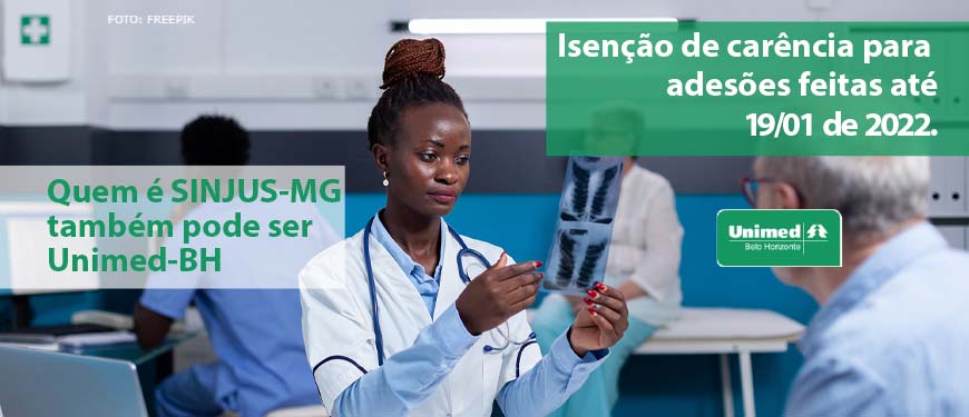 Médica negra sentada detrás de uma mesa analisando uma radiografia de um paciente que está a sua frente, um homem idoso, de pele clara e parcialmente calvo. Conteúdo textual: “Quem é SINJUS-MG também pode ser Unimed-BH. Isenção de carência para adesões feitas até 19 de janeiro de 2022. Fecha com logo da Unimed-BH.