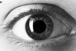 foto preta e branca com enquadramento em close de um olho humano transmitindo a sensação de alerta.