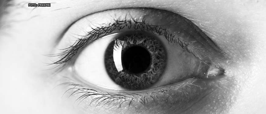 foto preta e branca com enquadramento em close de um olho humano transmitindo a sensação de alerta.