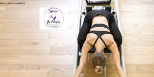 imagem de uma mulher se alongando em um aparelho de pilates, sobreposta a ela há um quadro com um logotipo, onde se lê "Espaço GS Pilates - Dra. Geisiane C. Silva".
