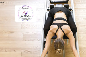 imagem de uma mulher se alongando em um aparelho de pilates, sobreposta a ela há um quadro com um logotipo, onde se lê "Espaço GS Pilates - Dra. Geisiane C. Silva".