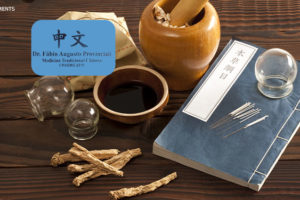 Imagem com uma mesa sobre a qual está um livro, na capa dele há ideogramas chineses, sobre o livro há uma ventosa de vidro e agulhas de acupuntura. Sobre essa imagem há um quadro com dois ideogramas chineses com a identificação do Dr. Fábio Augusto Provinciali - Medicina Tradicional Chinesa.