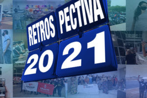 ao fundo, em tons de azul, está um mosaico com fotos de momentos marcantes do SINJUS em 2021, como reunião com o TJMG, eventos dos núcleos, protestos contra a Reforma Administrativa e o RRF e também imagens dos dirigentes do Sindicato em ação. Conteúdo textual: Retrospectiva 2021.