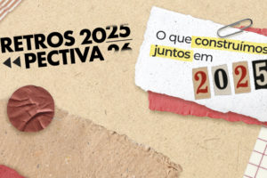 Arte com fundo de papel kraft e recortes coloridos, em estilo colagem, com fitas adesivas e clipes, trazendo os dizeres “Retrospectiva 2025, Perspectiva 26” à esquerda e, à direita, em um papel rasgado sobreposto, a frase “O que construímos juntos em 2025” com o número “2025” formado por algarismos em tipografias diferentes, remetendo a recortes de revista.