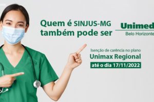 Médica asiática usando jaleco verde e máscara, apontando os dedos para o conteúdo textual: " Quem é Sinjus-mg também pode ser Unimed Belo Horizonte." e " Isenção de carência para quem aderir ao Plano de Saúde Unimax Regional até o dia 17/11/2022". 
