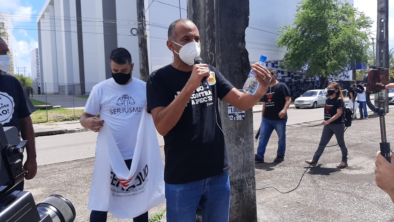 Wagner Ferreira de pé e gesticulando enquanto discursa contra a PEC 32 em ato na cidade de Recife